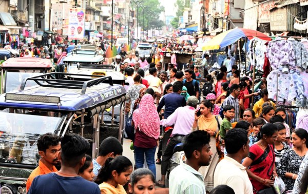 Rakshabandhan 2025: रंग-बिरंगी राखियों से सजा बाजार, राखी लेने पहुंची बहनें, देखें तस्वीरें