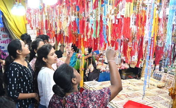 Rakshabandhan 2025: रंग-बिरंगी राखियों से सजा बाजार, राखी लेने पहुंची बहनें, देखें तस्वीरें