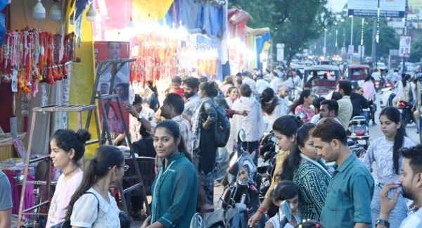 Rakshabandhan 2025: रंग-बिरंगी राखियों से सजा बाजार, राखी लेने पहुंची बहनें, देखें तस्वीरें