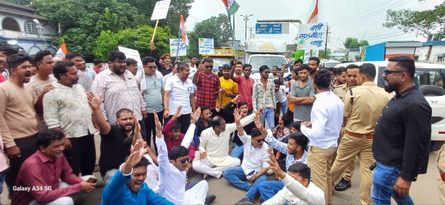 congress protest smart meter bangles thrown on dgm 