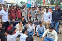 महिला कार्यकर्ताओं ने DGM पर फेंकी चूड़ियां, स्मार्ट मीटर के खिलाफ कांग्रेस का
विरोध प्रदर्शन - image
