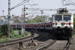 खुशखबरी! रक्षाबंधन और जन्माष्टमी पर चलेंगी स्पेशल ट्रेनें, झांसी से दिल्ली तक
आसान होगा सफर - image