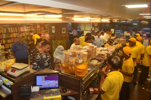 Rakshabandhan 2025: रक्षाबंधन से पहले मिठाई दुकानों में भीड़, बाजार भी हुए गुलज़ार, देखें तस्वीरें