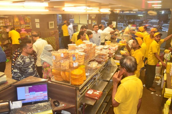 Rakshabandhan 2025: रक्षाबंधन से पहले मिठाई दुकानों में भीड़, बाजार भी हुए गुलज़ार, देखें तस्वीरें