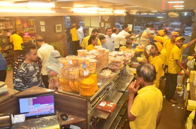 Rakshabandhan 2025: रक्षाबंधन से पहले मिठाई दुकानों में भीड़, बाजार भी हुए गुलज़ार, देखें तस्वीरें 
