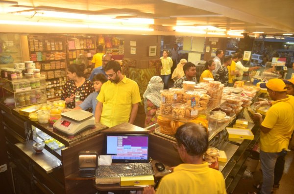 Rakshabandhan 2025: रक्षाबंधन से पहले मिठाई दुकानों में भीड़, बाजार भी हुए गुलज़ार, देखें तस्वीरें