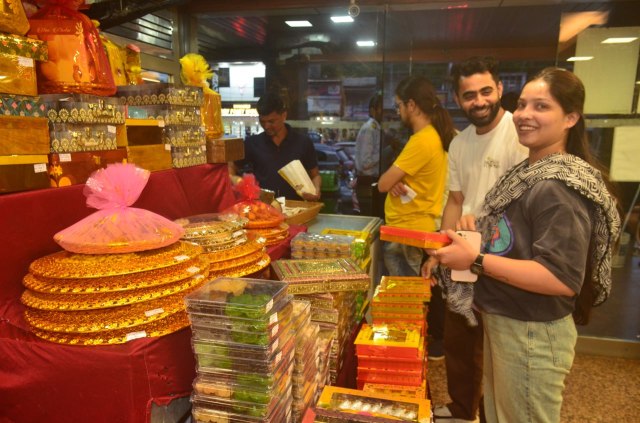 Rakshabandhan 2025: रक्षाबंधन से पहले मिठाई दुकानों में भीड़, बाजार भी हुए गुलज़ार, देखें तस्वीरें 
