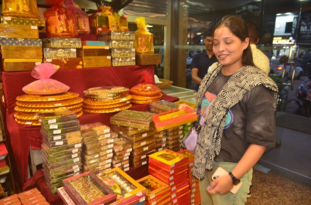 Rakshabandhan 2025: रक्षाबंधन से पहले मिठाई दुकानों में भीड़, बाजार भी हुए गुलज़ार, देखें तस्वीरें 
