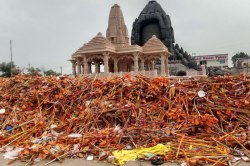 MP के कुबेरेश्वर धाम में आस्था का अपमान, कचरे में पड़े 2 लाख से अधिक कावड़ - image