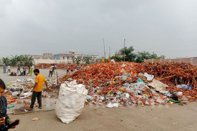 kubereswar dham lakhs of kanwar dumped in trash mp news (Patrika.com)