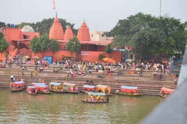 Mahadev Ghat: रक्षाबंधन के दूसरे दिन महादेव घाट में लगी भीड़, देखें तस्वीरें