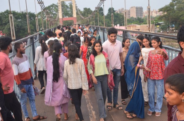 Mahadev Ghat: रक्षाबंधन के दूसरे दिन महादेव घाट में लगी भीड़, देखें तस्वीरें