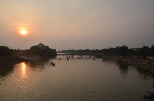 Mahadev Ghat: रक्षाबंधन के दूसरे दिन महादेव घाट में लगी भीड़, देखें तस्वीरें
