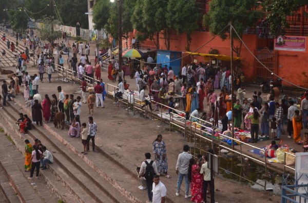 Mahadev Ghat: रक्षाबंधन के दूसरे दिन महादेव घाट में लगी भीड़, देखें तस्वीरें
