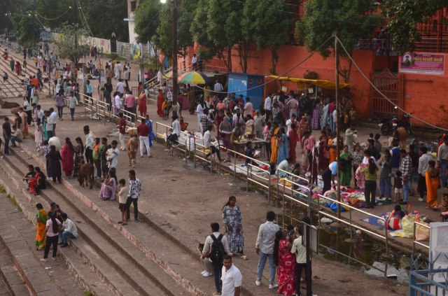 Mahadev Ghat: रक्षाबंधन के दूसरे दिन महादेव घाट में लगी भीड़, देखें तस्वीरें