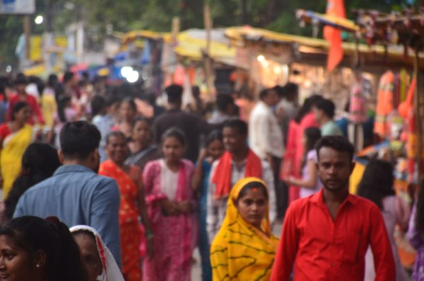 Mahadev Ghat: रक्षाबंधन के दूसरे दिन महादेव घाट में लगी भीड़, देखें तस्वीरें