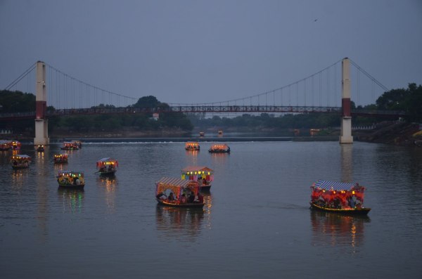 Mahadev Ghat: रक्षाबंधन के दूसरे दिन महादेव घाट में लगी भीड़, देखें तस्वीरें
