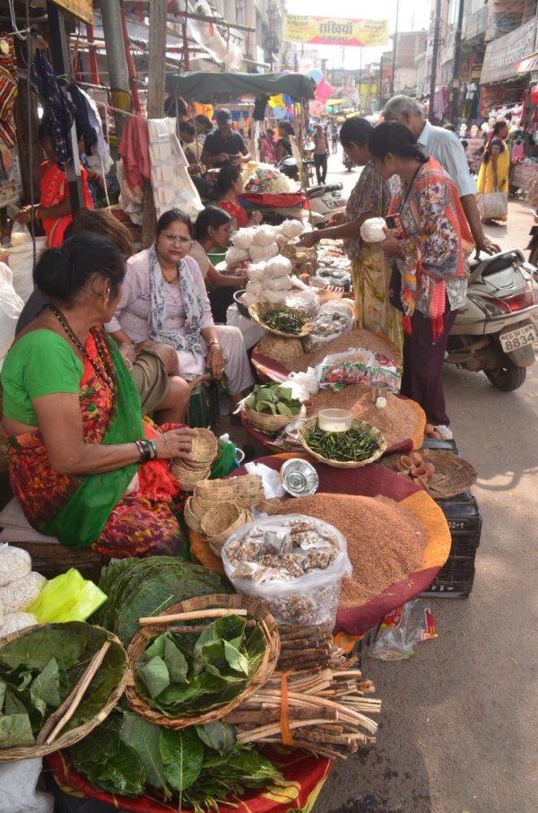 Hal Chhath 2025 रायपुर में कल कमर छठ पूजा, सजा बाजार देखें तस्वीरें