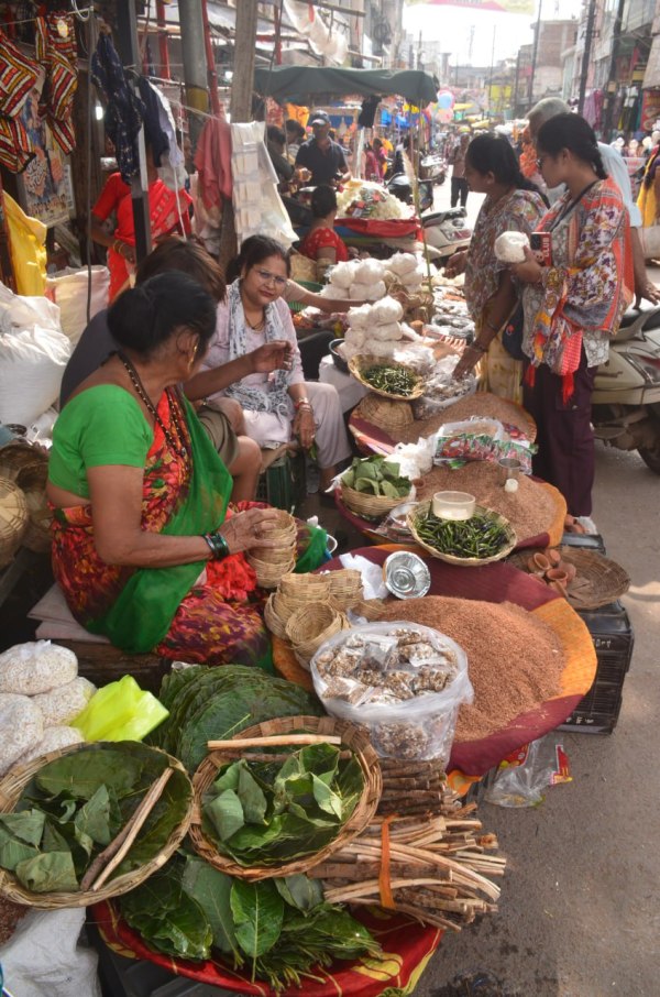 Hal Chhath 2025 रायपुर में कल कमर छठ पूजा, सजा बाजार देखें तस्वीरें