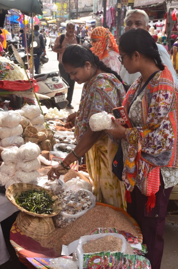 Hal Chhath 2025 रायपुर में कल कमर छठ पूजा, सजा बाजार देखें तस्वीरें