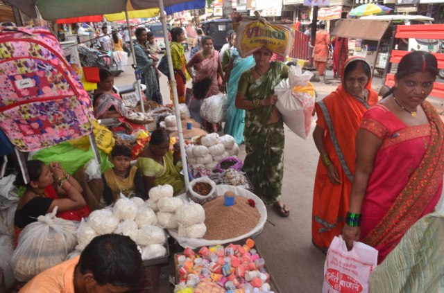 Hal Chhath 2025  रायपुर में कल कमर छठ पूजा, सजा बाजार देखें तस्वीरें
