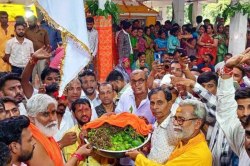 ‘संतान प्राप्ति’ के लिए MP में लगता है अनोखा मेला, कच्ची केरी से होती है महिलाओं
की गोद भराई - image