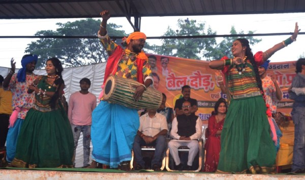 पोरा तिहार पर सांस्कृतिक कार्यक्रम पेश करते कलाकार। 