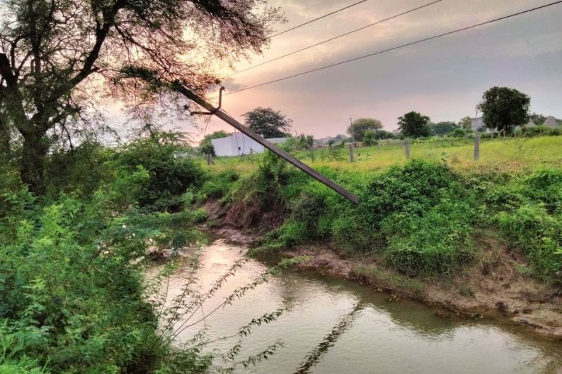 झूल रहे विद्युत तारों से खतरा