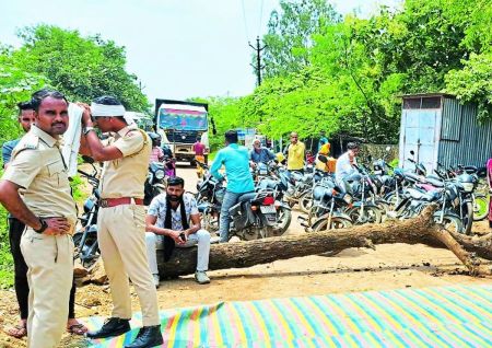 आक्रोशित कार्यकर्ताओं ने आरोपी पर कार्रवाई की मांग को लेकर वन विभाग कार्यालय के सामने नाहरगढ़-गुना मार्ग पर कटे पेड़ों को डालकर चक्काजाम कर दिया।