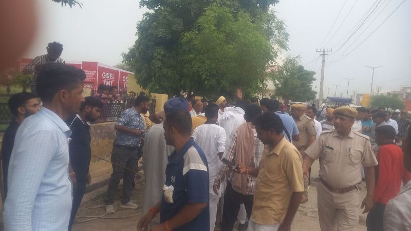 हनुमानगढ़ में सीवरेज चैम्बर में फंसे तीन मजदूर हुए बेहोश, बाहर निकालने में प्रशासनिक बंदोबस्त की खुली पोल