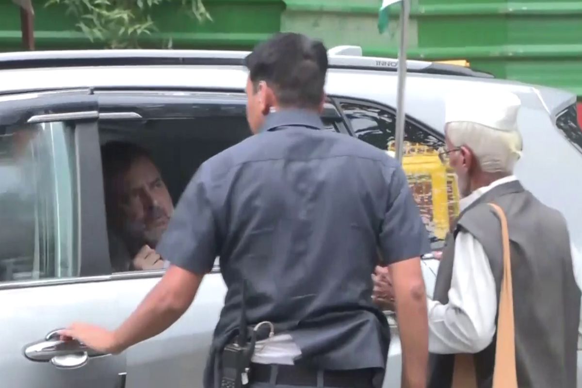 karuna prasad mishra Stopped Rahul Gandhi Convoy