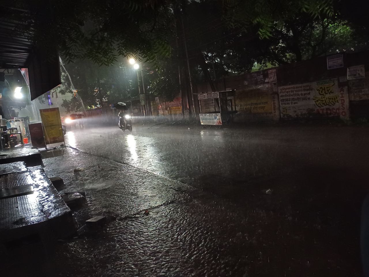 Alert news.. बारिश का कहर… शहर में मूसलाधार, ट्रेन सेवा पर भी असर