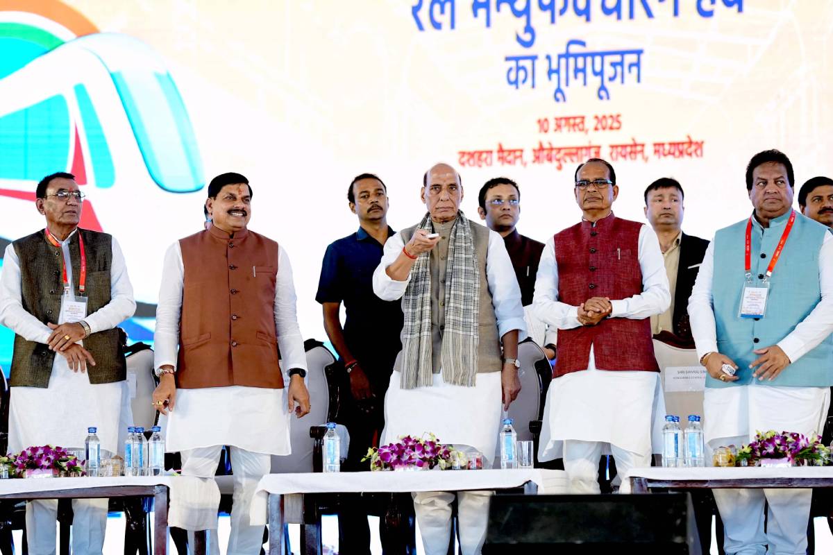 एमपी में बनेंगे ट्रेन के डिब्बे, रक्षा मंत्री राजनाथ सिंह ने रेल मैन्युफैक्चरिंग
हब का किया भूमिपूजन…