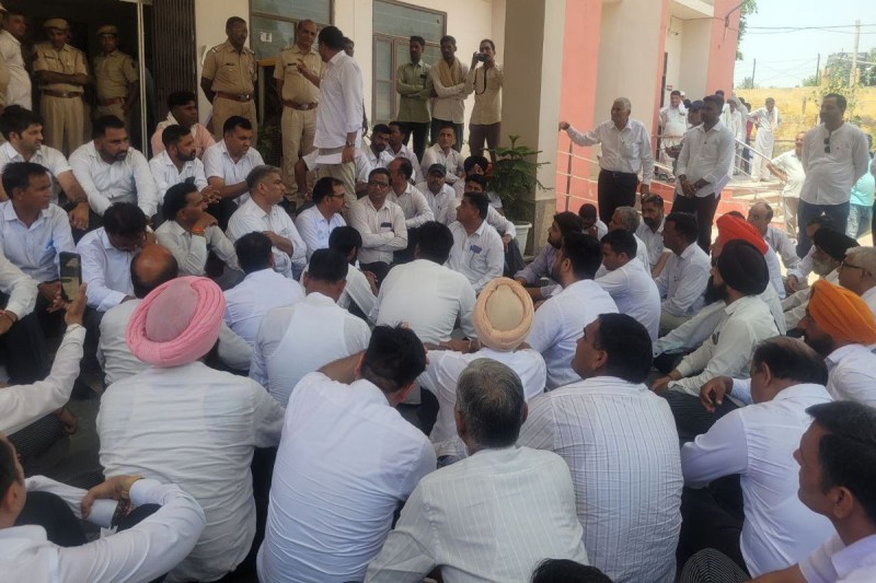 Bar association came out in support of the advocate, gheraoed the police station