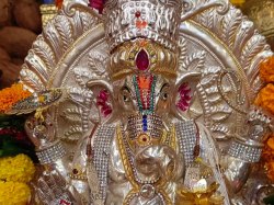 देश का अनोखा गणेश मंदिर, जहां मन्नतें पूरी होने पर चढ़ाई जाती है चांदी, उसी से
हर साल बढ़ती जा रही गणेश की लंबाई - image