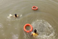 Rajasthan: पोते-पोती को डूबता देख खुद को नहीं रोक पाई 60 साल की दादी… गहरे पानी
में लगा दी छलांग - image