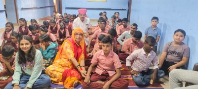 नेत्रहीन छात्र-छात्राओं की कलाई पर राखी बांधती गुलाबकंवर खींची, पूरण कंवर खींची एवं अन्य।
