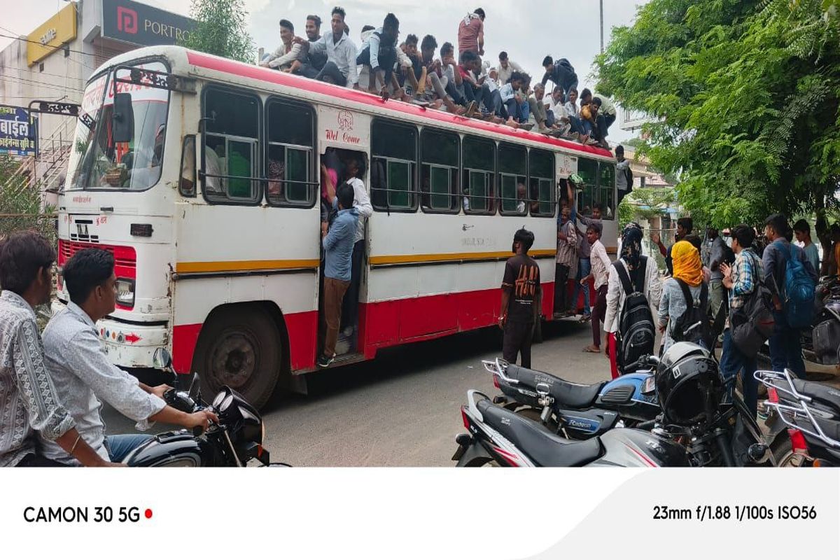 रक्षाबंधन : सड़कों पर जाम, जान जा​खिम में डाल बसों की छतों पर चढ़ी सवारियां