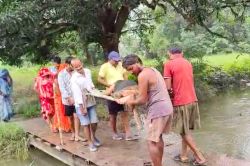प्रसव पीड़ा से तड़प रही महिला को चारपाई से पार कराया उफनता नाला… - image