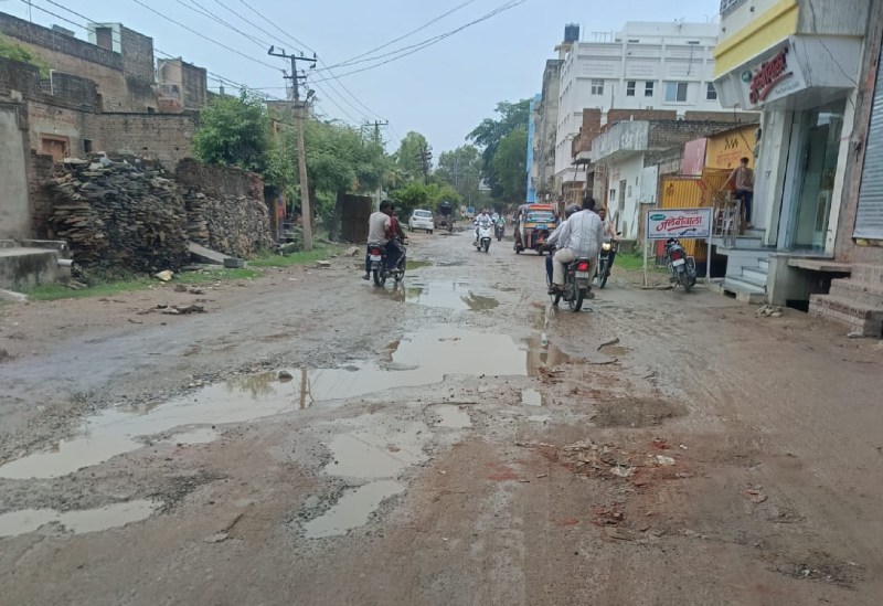 पिण्डवाड़ा.शहर के बीचो-बीच बैंक के पीछे खस्ताहाल सड़क।