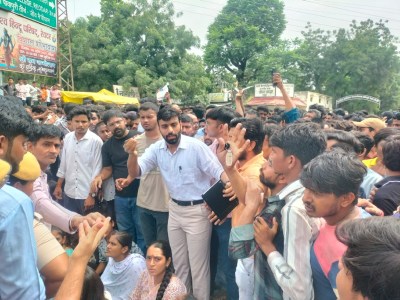 रेवदर. प्रदर्शन करते ग्रामीण व छात्र।