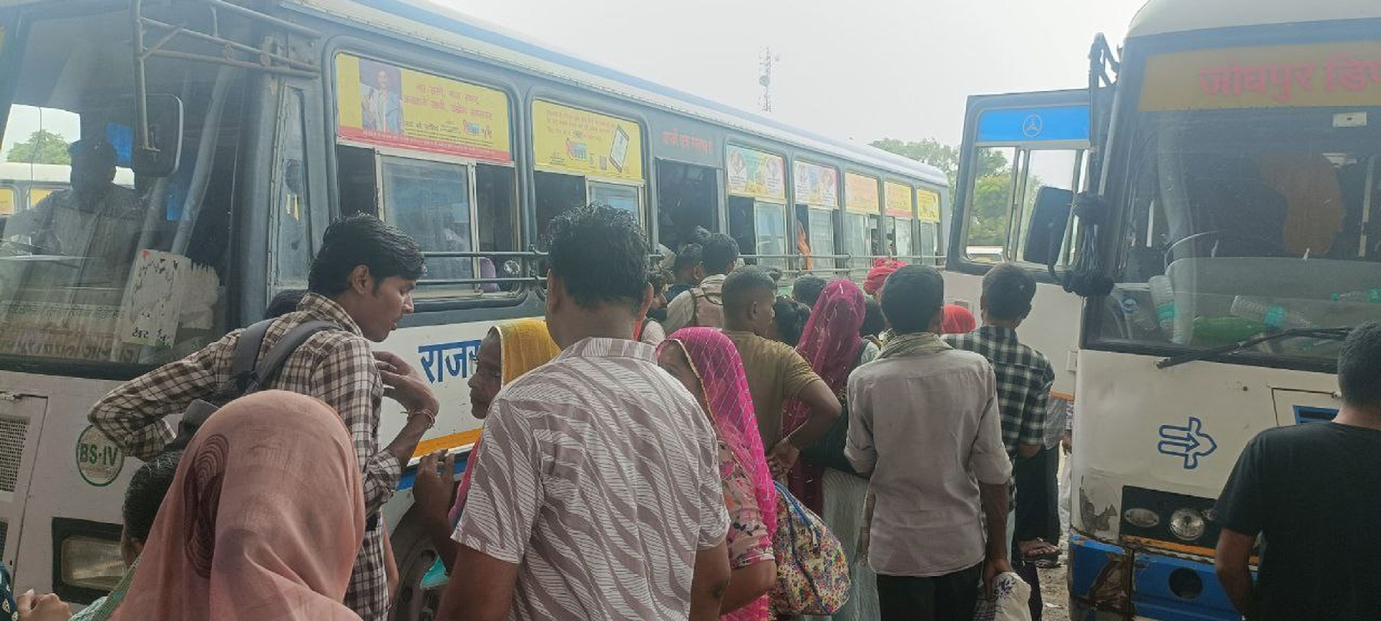 सिरोही. रोडवेज बसों में महिला यात्रियों की भीड़।