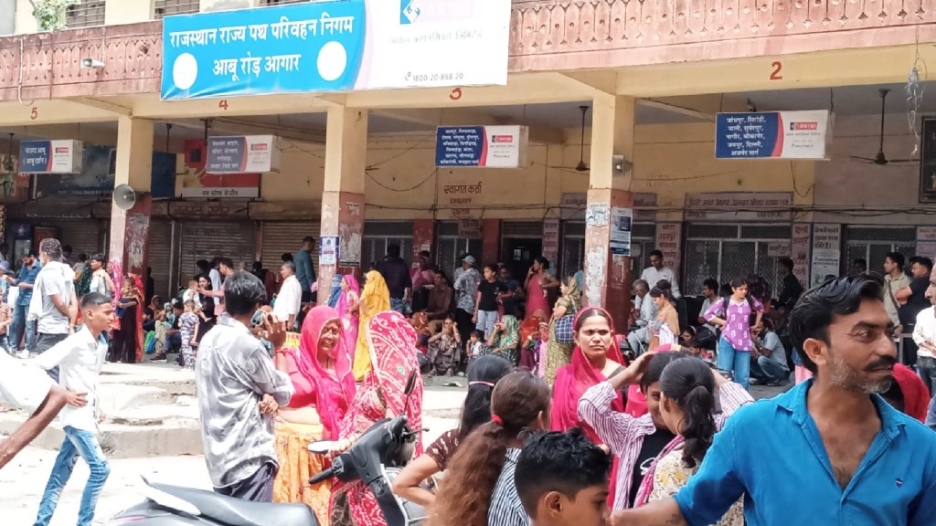 आबूरोड. बस स्टैंड पर बस का इंतजार करते यात्री।