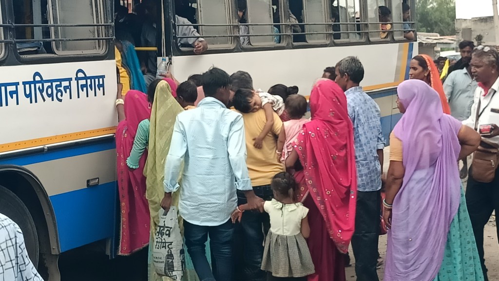 मंडार. रोडवेज बसों में महिला यात्रियों की भीड़।