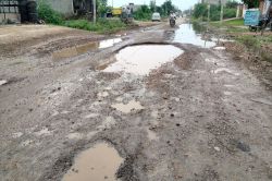 स्टेट हाइवे पर गड्ढों ने वाहनों की गति पर लगाए ब्रेक - image