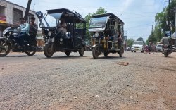 5 करोड़ की डामर सडक़ फिर उखड़ी: हर साल डामरीकरण के बाद अब सीसी पैचवर्क से हो रहा
मरम्मत का जुगाड़ - image