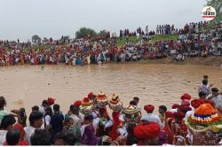 Rajasthan: आजादी के बाद पहली बार बुजुर्ग भाई-बहन पहुंचे समुद्र हिलोरने, ओढ़ाई
चुनरी; पिलाया पानी - image