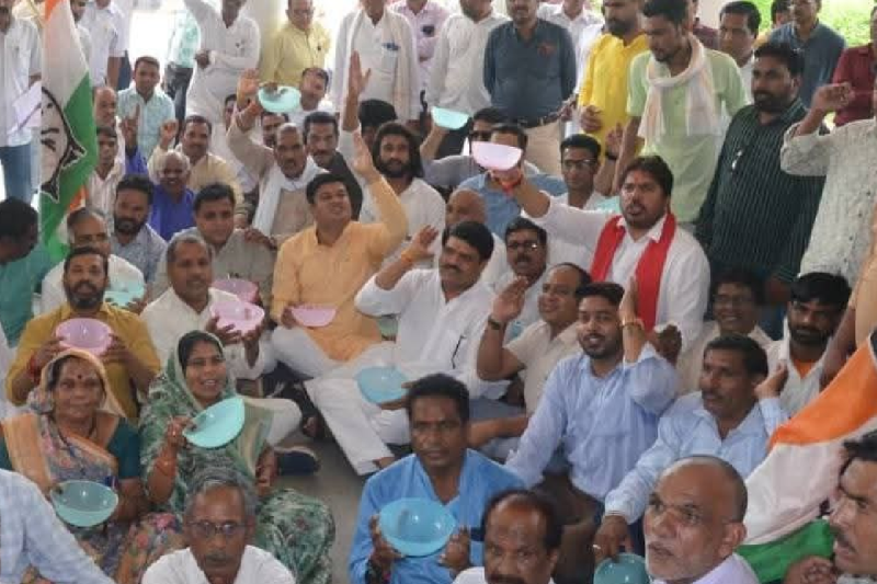 Congress leaders katora protest Collectorate OBC reservation DAP fertilizer demand mp news