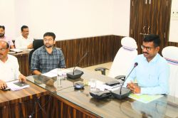 ‘एक्शन मोड’ में आए कलेक्टर साहब! अफसरों को लगाई फटकार, वेतन काटने के दिए निर्देश - image