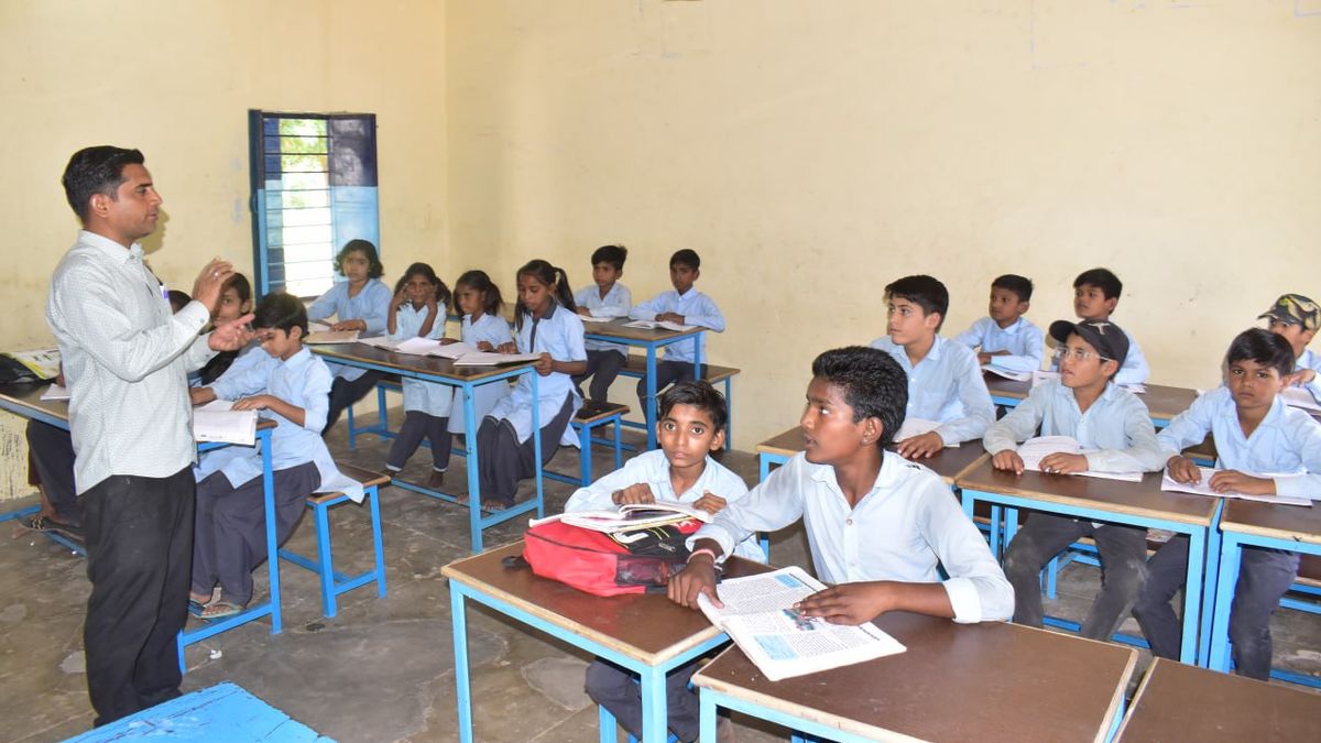 कोचिंग की दौड़ : 8वीं के बाद स्कूल हो रहे खाली, बिना योग्यता बच्चों पर थोपी जा रही नीट व जेईई की पढ़ाई